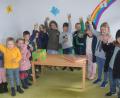 Bild: fz
Prosit auf die Spender der Äpfel. Die Buben und Mädchen im Kindergarten freuen sich, über das kostenlose Getränk.