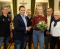 Bild: do
Mit einem Rathausempfang würdigten Bürgermeister Marcus Gradl, Stadtverbandsvorsitzender Dieter Kies und die Vertreter des SC Eschenbach den Sieg von Ronja Melzner (Dritte von rechts) im Speerwurf bei den Deutschen Jugendmeisterschaften.