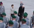 Bild: Kay Nietfeld/dpa
Bundespräsident Frank-Walter Steinmeier und Bundesverteidigungsministerin Annegret Kramp-Karrenbauer (CDU) kommen mi Generalinspekteur Eberhard Zorn zum Abschlussappell zum Ende des Afghanistan-Einsatzes im Verteidigungsministerium.