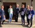 Bild: fjo
Seit 25 Jahren sorgt sich Elisabeth Meißner um die Bücherei Waldthurn. Auch für Gabi Staudinger und Gerti Kreuzer (von rechts), sowie Edeltraud Schwarzmeier (Zweite von links) gibt es Urkunden für das langjährige Engagement.