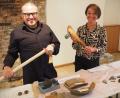 Bild: bl
Wolfgang Engel und Museumsleiterin Carola Reul demonstrieren, wie viel Spaß es macht, so ein Beil aus der Steinzeit mal selbst in die Hand zu nehmen. Ab April haben dazu dank der angefertigten Repliken auch die Besucher des Pfreimder Museums Gelegenheit.