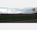 Bild: e
Das Gelände links nach der Einfahrt in Tor II zur Firma Grammer in Richtung Köfering ist Vorbehaltgebiet für die Westumfahrung. Deshalb darf das Areal nicht mit einem Solarpark in den vorgesehenen Ausmaßen bebaut werden.