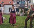Bild: Maximilian Albrecht
Seit knapp 60 Jahren stehen die Zupfer-Moidln Waltraud Neubauer-Zupfer und Renate Zupfer-Vilas (von links) für originelle Lieder aus der Oberpfalz. Gemeinsam mit ihrem musikalischen Begleiter Gerhard Reber (rechts) treten sie in der Sendung "Musik und Gsang aus Franken", die erstmals am Sonntag um 20.15 Uhr gesendet wird, auf.
