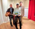 Bild: lg
Sie bescherten dem Publikum im Seminarium im Murnthal einen kurzweiligen Kulturabend: (von links) Gitarrist Fredman Lill, Fotograf und Autor Josef Merkl sowie Gastgeber Jochen Martz.