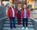 Bild: Katja Ertl/exb 
Katja Ertl (Mitte) gratulierte Wolfgang Kurzendorfer (rechts) und Tom Hiltl (links) zur Wiederwahl.