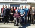 Bild: bk
Der "Miedl-Hans" hat sich seine positive Lebenseinstellung bewahrt. Mit seiner Familie gratulieren drei Brüder, Pfarrer Varghese Puthenchira und Vereinsvertreter.