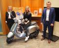Bild: wmi
Die Freude war riesig, als Manfred Eller und Regina König die Schlüssel für den schmucken Vespa-Elektroroller stellvertretend an Tochter Sandra Brütting übergaben. Nach ein paar Runden auf dem Parkplatz vor der Bank brauste sie Richtung Metzlasreuth davon.