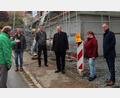 Bild: stg
Architekt Günther Lenk (links) erläuterte den aktuellen Stand des Projekts (von rechts) Bürgermeister Roman Schäffler, Kindergartenleiterin Kerstin Dilling, Pfarrer Heribert Stretz, Kirchenverwaltungsmitglied Christian Bodner sowie Bauamts-Sachbearbeiter Stefan Gaßler.