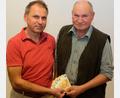 Bild: do
Blasmusikfreund Franz Völkl (rechts) überreicht an Martin Danzer, den Vorsitzenden der Stadtkapelle e.V. in Eschenbach eine Spende von 300 Euro
