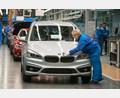 Symbolbild: Armin Weigel/dpa
Bei BMW in Regensburg standen in diesem Jahr wegen des Materialsmangels die Bänder still.