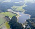 Bild: mür
Zum ersten Mal seit der Erbauung vor 53 Jahren wird das Wasser im Stausee Liebenstein auf einen Pegel von 519 Meter über Normalnull abgesenkt. Grund sind die Brückenbaumaßnahmen. Der Wasserstand liegt normalerweise bei 523 Meter über dem Meeresspiegel.