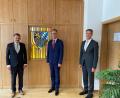 Bild: Stadt Weiden/exb
Über die neue Dienststelle des Landesamts für Finanzen, die derzeit in Weiden aufgebaut wird, tauschen sich aus (von links) Oberbürgermeister Jens Meyer, der Leiter des Landesamtes für Finanzen Walter Jakob, und Roland Zellmer, Leiter des Aufbaustabs Dienststelle Weiden.