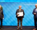 Bild: Christine Blei/exb
Hans Lindner (Mitte) erhielt von Staatsminister Joachim Herrmann (rechts) die Ehrenmedaille.