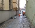 Bild: dob
In der Rathausgasse wird von den städtischen Bauhofarbeitern mittig ein Streifen Granitplatten verlegt, damit Rollstuhl- und Rollatorfahrer ungehindert zur im nächsten Jahr geplanten Toilettenanlage fahren können. Aus dem westlichen Stadtgebiet kann dadurch jetzt problemlos zum Rathaus gefahren werden.