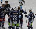 Bild: gb
Die Blue Devils besiegten am Freitag den SC Riessersee klar mit 5:0. Hier jubeln Elia Ostwald, Torschütze Tomas Rubes, Martin Heinisch, Dominik Müller und Dennis Thielsch (von links) nach dem 3:0.