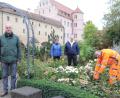 Bild: Christine Hollederer
Vorstellung im Rosengarten des Landratsamtes (von links): Markus Fuchs ist neuer Kreisfachberater für Gartenkultur und Landespflege beim Landratsamt. Landrat Richard Reisinger und Sachgebietsleiterin Michaela Basler hießen ihn und Michael Dietrich, den ebenfalls neuen Gärtner im Landkreis-Team, willkommen.