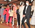 Bild: Dagmar Williamson
Schrecklich schöne, nächtliche Überraschung: Die lebendigen Mannequins Julia Riß, Ingrid Strobl, Dagmar Lehner, Michael Herzog bewegen sich unerwartet in der Reihe der Modepuppen.