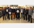 Bild: njn
Der neu gewählte Vorstand der Feuerwehr Siegritz mit Thomas Schlosser, Leo Meister (Fünfter von links), Bernhard Schraml (Vierter von rechts), Willi Meierhöfer (Dritter von rechts), Wolfgang Schmidt (Zweiter von rechts) und Bürgermeister Johannes Reger (rechts) sowie den langjährigen Mitgliedern (ab Zweiter von links) Stefan Schmidt, Bernhard Schmidt, Viktor Mihl, Kurt Reger, Erwin Nonas und Tobias Meister.