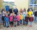 Bild: Christine Hollederer
Magdalena Neidl hatte die Idee des Schulhühnerprojekts, das sie nun Bürgermeister Albert Geitner, Landrat Richard Reisinger, Nicole Graf und Regionalmanagerin Katharina Schenk (hinten von links) vorstellte. Hinten von rechts: Konrektorin Sigrid Kerschl, Klassenleiterin Sabine Süß und Schulleiter Peter Großmann.