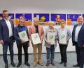 Bild: jma
Die Raiffeisenbank Auerbach-Freihung dankt für 50 Jahre Treue: (von links) Vorstandsmitglied Michael Sommer, Hans Kormann, Hartwig Schnödt, Mathilde Heberl, Barabara Lord und Vorstandsvorsitzender Frank-E. Kirchhof.