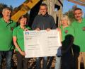 Bild: kro
2000 Euro spendet der Heimatverein für den Kinderspielplatz in Mähring. Im Bild bei der Scheckübergabe (von links) Albert Schicker, Ingrid Bäuml, Bürgermeister Franz Schöner, Rosmarie Eckert-Meißner und Konrad Weis.