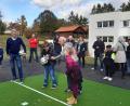 Bild: Lowak
Wie funktioniert Centerball? Klaus Augenthaler und Hans Mayer, ein ehemaliger Jahn-Profi, erklären den Kindern vom Haus St. Elisabeth, wie sie den Ball am besten schießen müssen, um ein Tor zu erzielen.