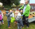 Bild: öt
Oliver Becher, Vorsitzender des Obst- und Gartenbauvereins Neusorg, zeigte den Kindern im Vereinsgarten, wie mit einer Obstpresse aus Äpfeln Most gewonnen wird. Die Kleinen durften tatkräftig mithelfen.