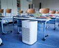 Symbolbild: Annette Riedl/dpa
Ein Luftreinigungsgerät steht in einem Klassenraum. Ende Oktober kann das auch in den Klassenzimmern in Weiden der Fall sein.