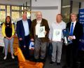 Bild: ds
Servicekundenberaterin Heike Dedic, Vorstandsvorsitzender Frank-E Kirchhof, Helmut Dorn, Ernst Binder und Geschäftsstellenleiter Bernd Windisch nach der Ehrung in der Geschäftsstelle Neukirchen (von links).