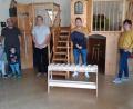 Bild: soj
Kinderhausleiterin Bianca Kastner (von rechts) stellte den JU-Vorsitzenden Thorsten Riedl und Johannes Vetter den neuen Maltisch vor. Mit dabei war auch Kirchenpfleger Stefan Kausler mit seinen Kindern.