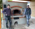 Bild: nza
Backofenbauer Matthias Maurer (von rechts) und sein Bruder Jonas errichteten in Krummennaab einen mit Holz befeuerten Hausbackofen.