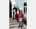 Bild: St. Peter Buchhandlung/exb
Die St. Peter Buchhandlung verschenkt Lesetüten an Schulanfänger. Im Bild: Geschäftsführer der Lebenshilfe Berthold Kellner (hinten), stellvertretende Leiterin der Buchhandlung Margot Konz (Mitte) und Mitarbeiterin Ina Döhler (vorn).