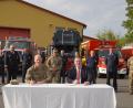 Bild: Stefanie Gradl
Vor der großen Drehleiter der US-Feuerwehr und dem Löschtruck unterzeichneten Colonel Christopher Danbeck und Bürgermeister Hans-Martin Schertl den Feuerwehrvertrag. Hintere Reihe von links: Josef Ströll von der FFW Schlicht; Lothar Hasenstab von der FFW Vilseck; Patrick Fischer, Reinhold Hüttner, Robert Bierler und Manuel Wolf vom Rose Barracks Vilseck Fire Department; Sebastian Camacho, Command Sergeant Major der U.S. Army Garrison Bavaria; Walter Kollbrand, Sebastian Mattner, Erhard Hänsch vom Rose Barracks Vilseck Fire Department; Manuel Gonzales von der FFW Sorghof und Lieutenant Colonel Daniel Naab, Direktor Emergency Services U.S. Army Garrison Bavaria; Josef Rodler, U.S. Army Garrison Bavaria Fire Department.