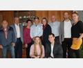 Bild: cs
Gratulationsrunde zum 80. Geburtstag: (von links) Alfred Hümmer (Arbeiterwohlfahrt), Zweiter Bürgermeister Norbert Gradl, Ehefrau Hedwig, Jubilar Rudolf Graml, Tochter Gabi und Ehemann, Sohn Stephan und Gattin sowie Enkelin Vanessa (kniend), eines seiner drei Enkelkinder.
