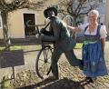 Bild: kmo
Heimatpflegerin Marianne Moosburger kennt viele Geschichten über den Markt Hahnbach im Landkreis Amberg-Sulzbach. Auch die vom Radlträger-Denkmal und den schlechten Straßen.