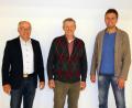 Bild: jma
Bürgermeister Albert Nickl (von links) gratuliert Richard Neukam und Roland Hörl (rechts) zu deren Auszeichnung mit der Kommunalen Dankurkunde.