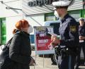 Bild: Hirsch
Polizeiobermeister Dennis Meier sprach die Passanten vor dem Globus-Markt an, um sie für das Thema "Unfllflucht" zu sensibilisieren.