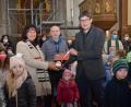 Bild: dob
Leiterin Ilona Schlesinger und Hausmeister Gerhard Schaller (von links) wurden am Sonntag nach dem Familiengottesdienst von stellvertretendem Vertrauensmann Uli Münchmeier (rechts) in den Ruhestand verabschiedet. Viele gute Wünsche begleiten die beiden.