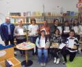 Bild: rfi
Monika Haberl (Dritte von links) und Bürgermeister Ludwig Gürtler (hinten von links) freuten sich mit Simone Friedl, Monika Haberl, Erich Spickenreither, Lisa Demleitner, Charlotte Frey, Sophie Eckl , Anna Götz, Anja Demleitner und Evi Demleitner (vorne von links).