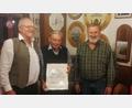 Bild: slh
Die Naabtalschützen Unterköblitz ernannten Ihren Vereinswirt Hans Braun an seinem 80. Geburtstag zum Ehrenmitglied: (von links) Schützenmeister Karl Eckert, Ehrenmitglied Hans Braun und zweiter Schützenmeister Josef Appl.
