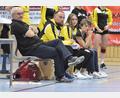 Archivbild: Hubert Ziegler
Mit einem hart erkämpften Punkt startete das Team von Hahnbachs Trainer Sigi Meier (links) in die neue Regionalliga-Saison.