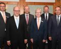 Bild: gf
Das Führungssextett der Raiffeisenbank Hirschau mit (von links) Vorstandssprecher Michael Hirmer, die Aufsichtsräte Dieter Kohl und Martin Nagler, Vorstand Klaus Wild und den Aufsichtsräten Alwin Märkl und Liborius Gräßmann.