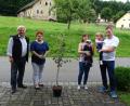 Bild: rkp
Das Führungsduo des Gartenbauvereins übergab den Baum an die Familie Meixensperger