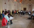 Bild: kro
Gut besucht war die zweitägige Chor-Werkstatt in der Aula des Klosters Waldsassen, rechts am Keyboard Kathi Stimmer-Salzeder