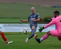 Bild: ham
Matthias Plödt (Mitte) lässt den Kemnather Torwart keine Chance. Das 2:0 bedeutete den Endstand im Spiel zwischen dem SV Diendorf und dem SV Kemnath am Buchberg.