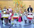 Bild: bkr
Kirwa-Kaichla für jeden Schüler. Dem Tag entsprechend waren die Kinder gekleidet. Bürgermeister Thomas Kaufmann (hinten, rechts) kam als richtiger Kirwabursch. Ihm stand Rektorin Gudrun Lehner (hinten, Dritte von links) in nichts nach.