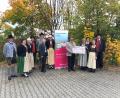 Bild: Maximiliane Fröhlich/exb
Der Trachtenverein Schwarzenfeld hat 500 Euro für das Bruder-Gerhard-Hospiz in Schwandorf gespendet. Es war der erste Spendenscheck für das geplante Johanniter-Hospiz.