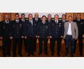 Bild: egl
Kreisbrandrat Fredi Weiß (links) und Kreisbrandinspektor Martin Schmidt (rechts) ehren zahlreiche Feuerwehrmänner. Ihnen gratuliert auch der Schnaittenbacher Bürgermeister Marcus Eichenmüller (Zweiter von rechts).
