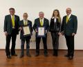Bild: Jochen Kellner-Bodendörfer
Treue Sänger ehrt der Männergesangverein Fürnried. Von links Vorsitzender Jochen Kellner-Bodendörfer, die Jubilare Peter Bodendörfer und Richard Pilhöfer, Chorleiterin Jana Müller und Zweiter Vorsitzender Roland Fillep.
