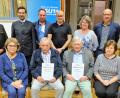 Bild: wlr
Die anwesenden Jubilare der CSU Etzenricht gruppieren sich um die, die für 50-jährige Mitgliedschaft ausgezeichnet wurden und in der vorderen Reihe sitzen.